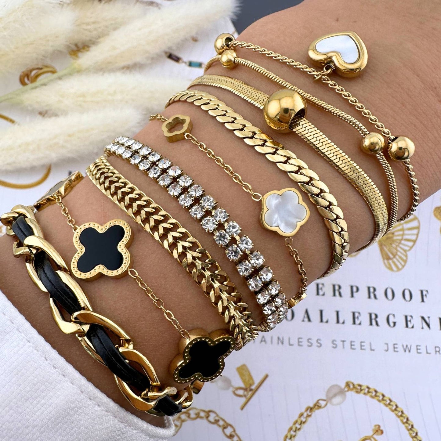 Exquisite 18K Goldplattiertes Armband mit schwarzen Blumen