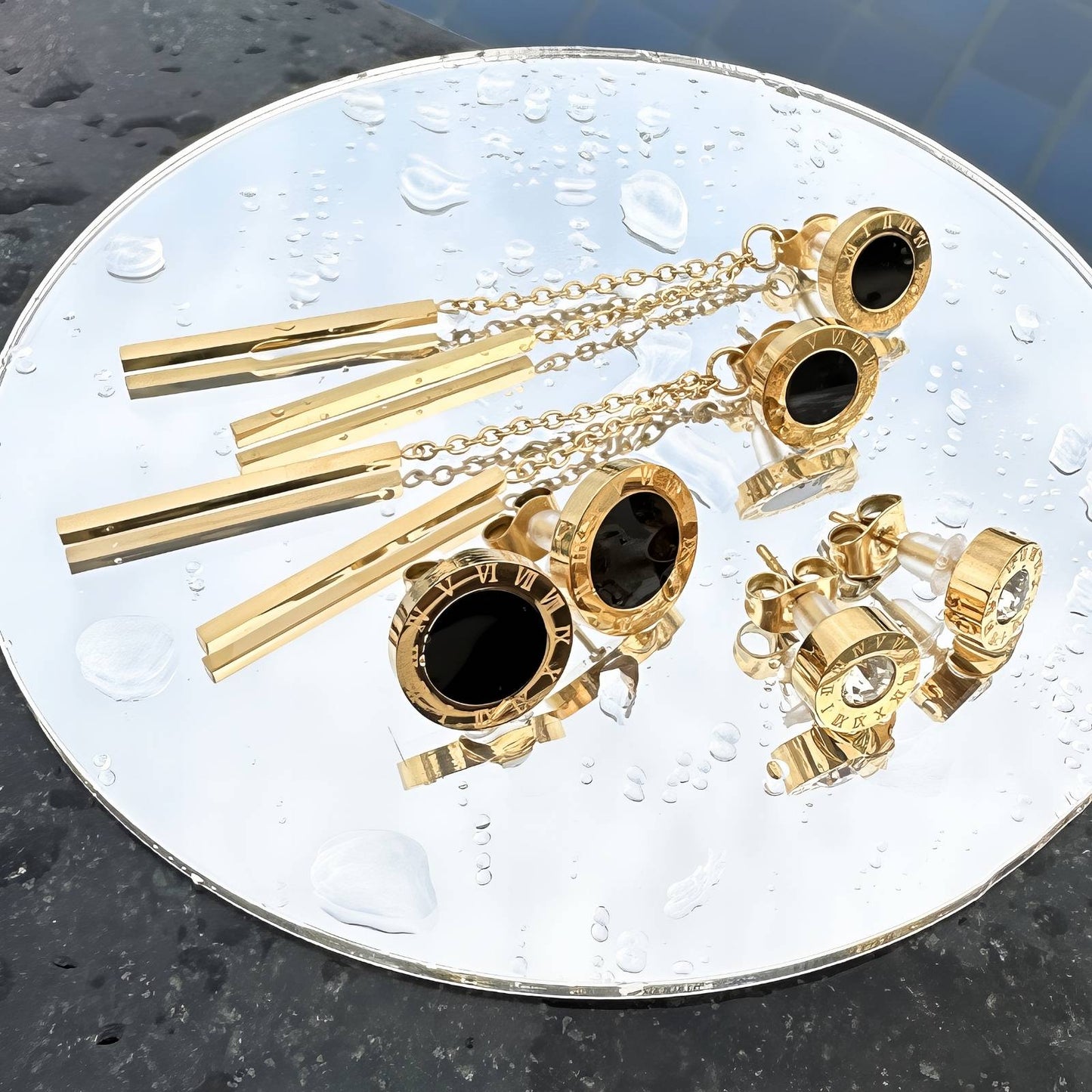 18K Goldplattierte Edelstahl Ohrringe mit schwarzen detail und Minimalistischem Design