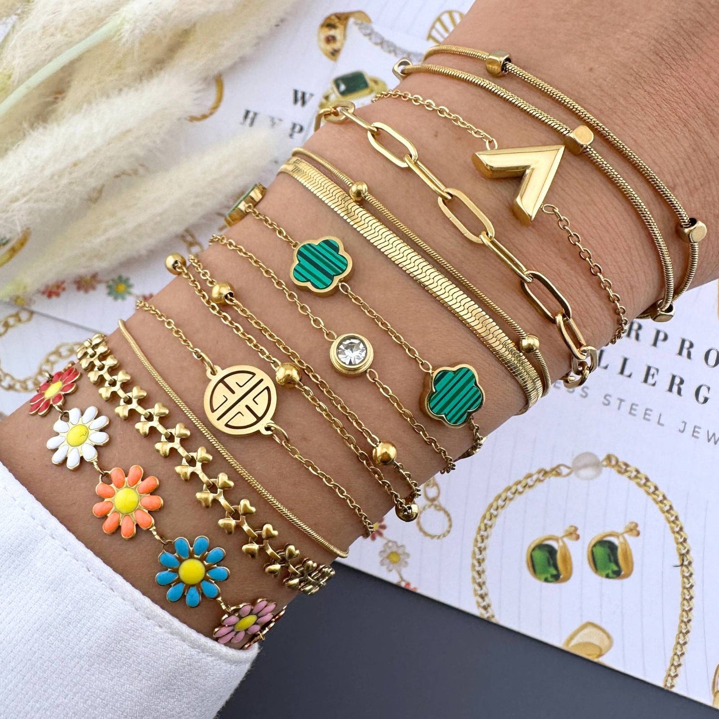 Exquisite 18K Goldplattiertes Armband mit grünen Blumen