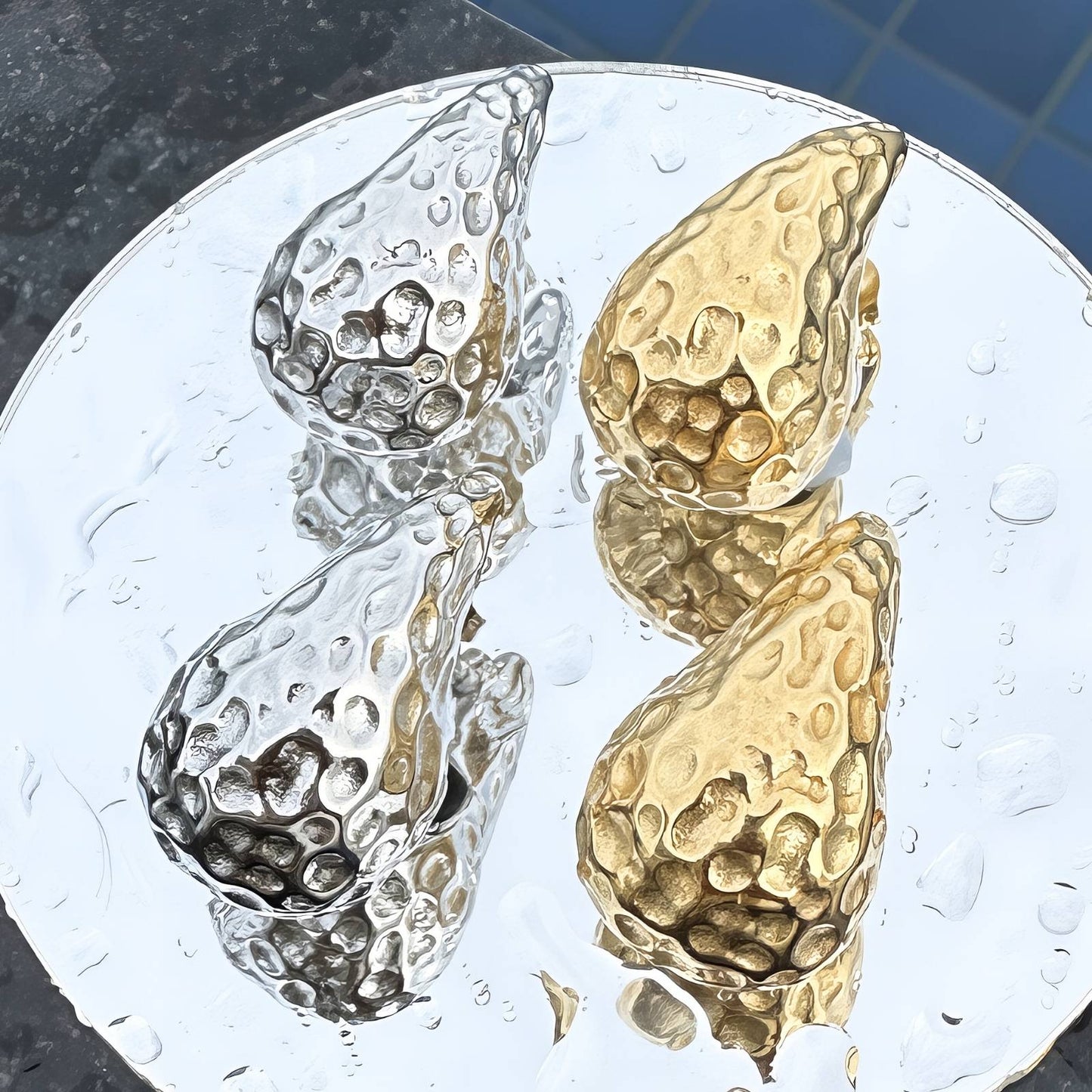 Strukturierte Tropfenohrringe aus 18-karätig vergoldetem Edelstahl, wasserfest und hypoallergen, mit Steckverschluss (3 x 2 cm).