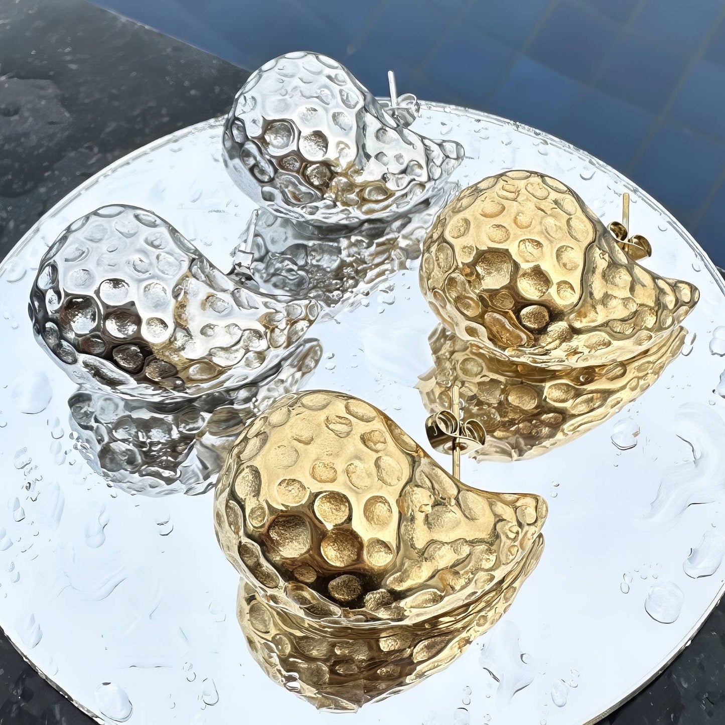 Strukturierte Tropfenohrringe aus 18-karätig vergoldetem Edelstahl, wasserfest und hypoallergen, mit Steckverschluss (3 x 2 cm).