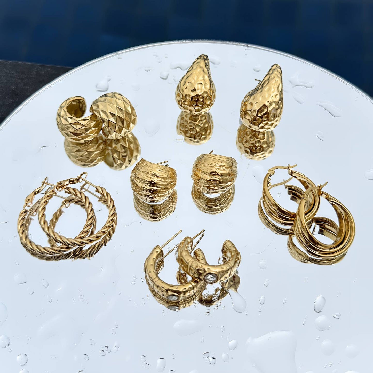 Strukturierte Tropfenohrringe aus 18-karätig vergoldetem Edelstahl, wasserfest und hypoallergen, mit Steckverschluss (3 x 2 cm).