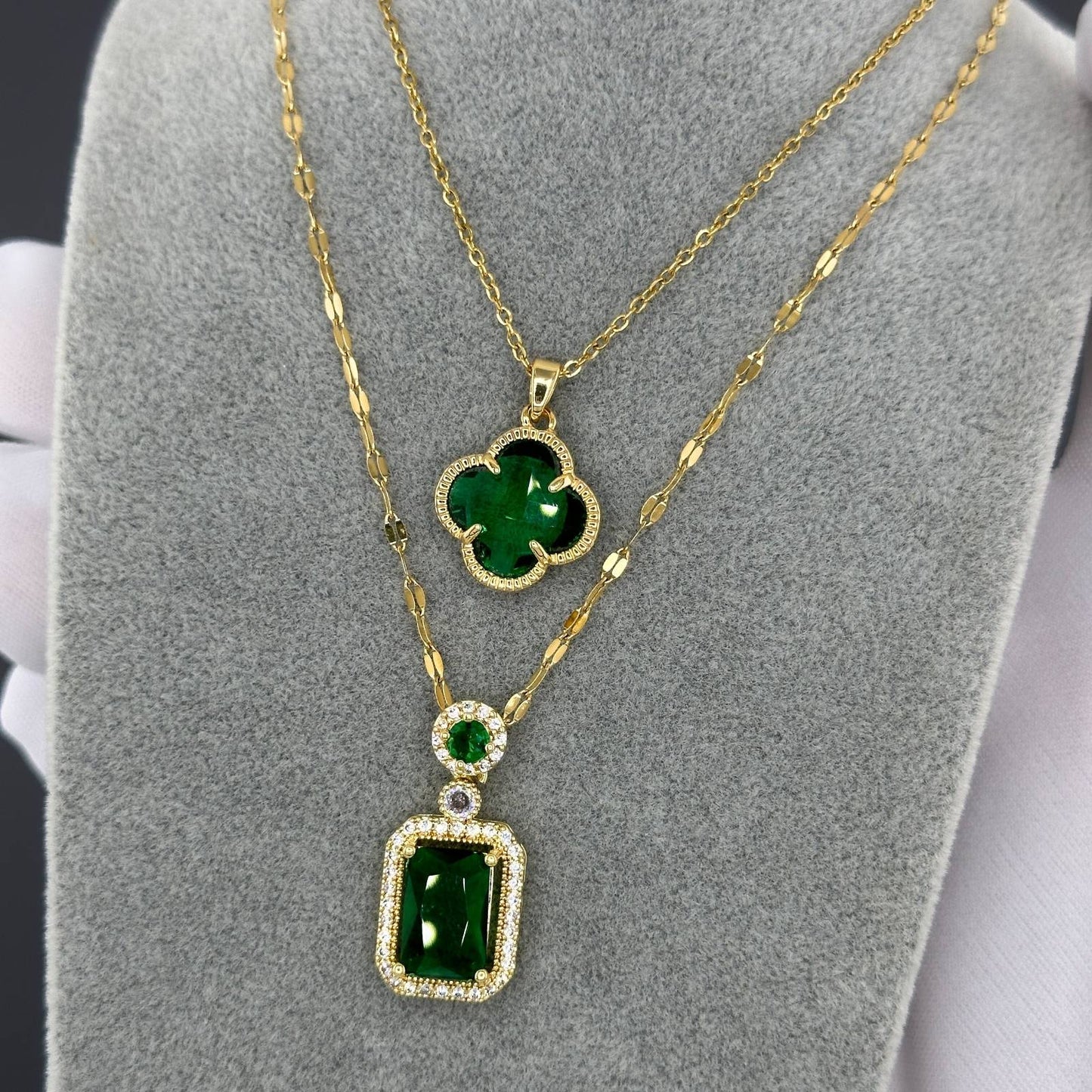 18K Goldplattierte Edelstahl Halskette mit Grünem Zirkonia und Blumenform-Pendant