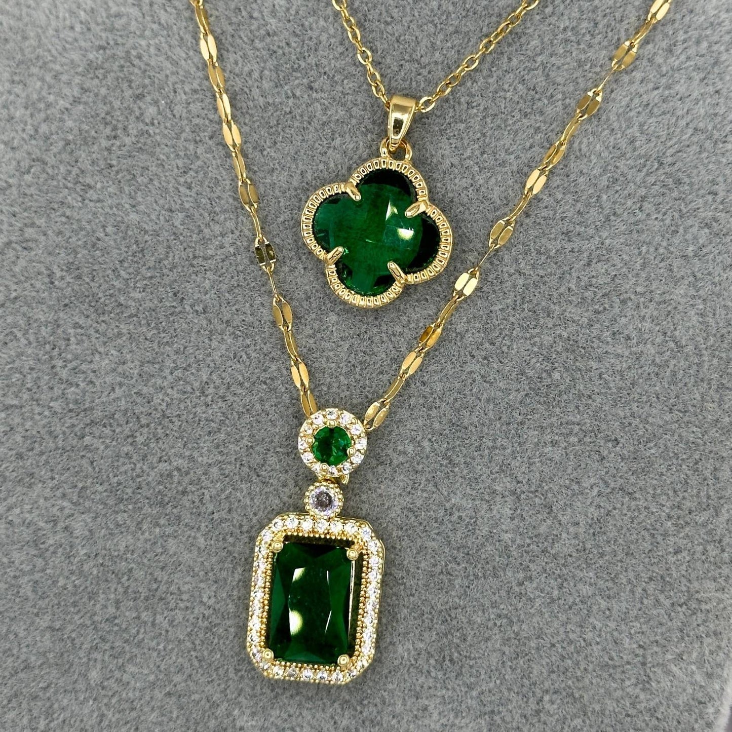 18K Goldplattierte Edelstahl Halskette mit Grünem Zirkonia und Blumenform-Pendant