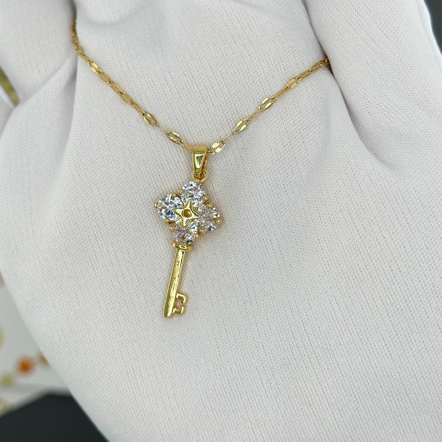Halskette aus 18 Karat vergoldetem Edelstahl mit Schlüsselanhänger