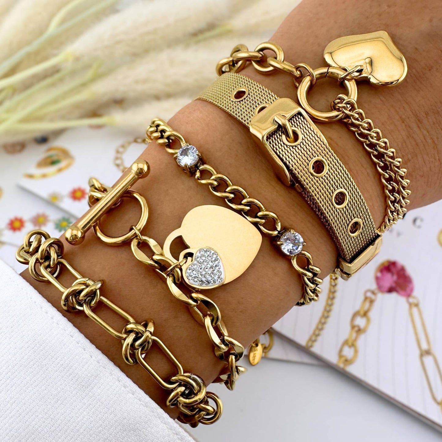 18K Goldplattiertes Edelstahl-Armband mit Herzanhängern und Zirkonia – Romantische Eleganz