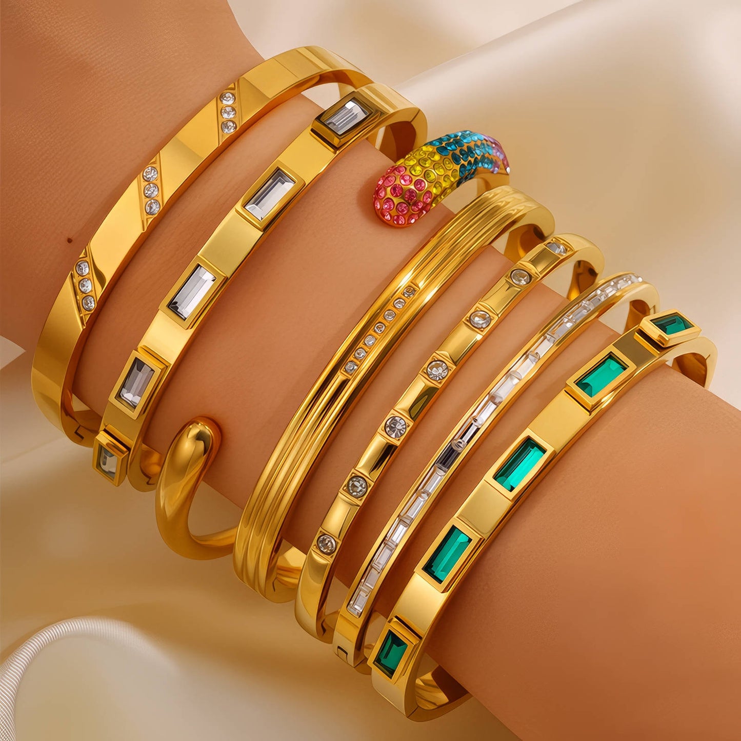 Elegantes Armband aus Edelstahl mit 18K Goldbeschichtung & Zirkonia – Wasserdicht & Hypoallergen, 6 cm Durchmesser