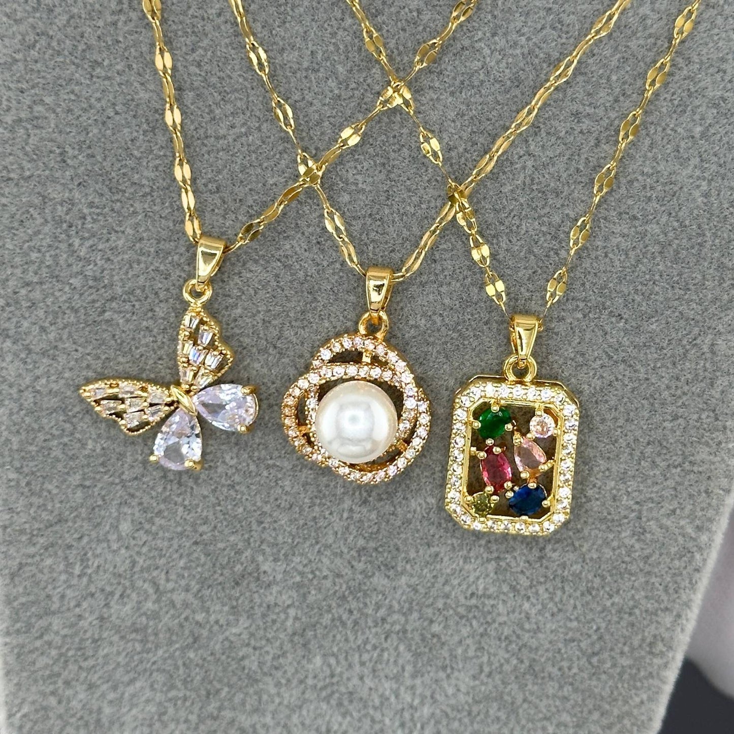 18K Goldplattierte Edelstahl Halskette mit Multicolor Steinen und Weißem Zirkonia-Pendant