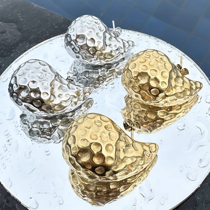 Strukturierte Tropfenohrringe aus 18-karätig vergoldetem Edelstahl, wasserfest und hypoallergen, mit Steckverschluss (3 x 2 cm).