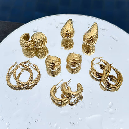 Strukturierte Tropfenohrringe aus 18-karätig vergoldetem Edelstahl, wasserfest und hypoallergen, mit Steckverschluss (3 x 2 cm).
