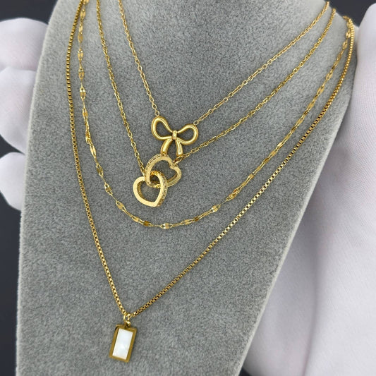 This playful loop necklace is made of stainless steel with a gold coating. It is waterproof and hypoallergenic, and is adjustable to 40 + 5 cm.